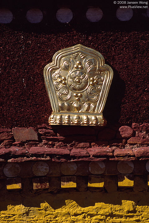 甘丹寺边玛墙上的法轮铜雕