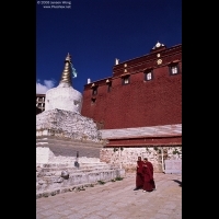 喇嘛从甘丹寺的白塔旁经过