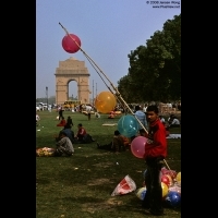 印度门旁边草坪上休息的人与卖气球的小贩