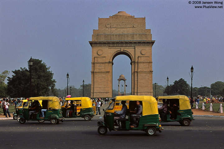 印度门前面马路上行使的机动三轮车