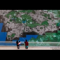 一家三代人在观看深圳立体地图