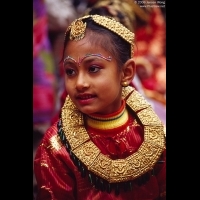 “果实婚”仪式上的小女孩