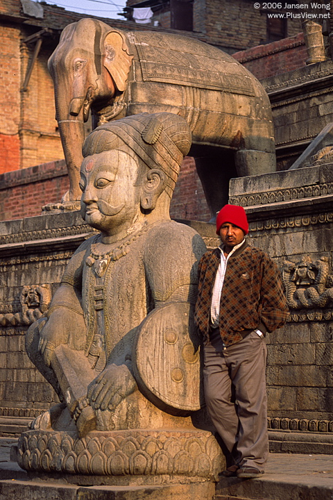 Nyatapola Temple雕像旁的男人