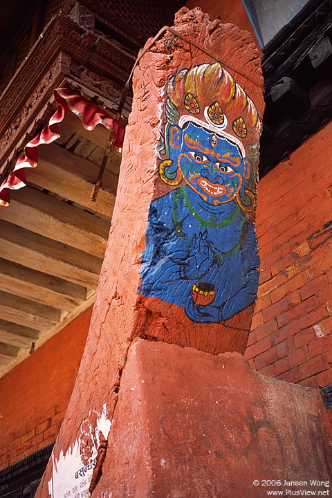 帕坦Lokakirti Mahavihar门前弧形木头上的画像
