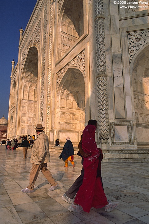 Tourists on the platform of Taj Mahal
